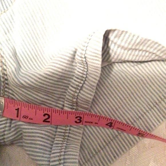 Levi’s Shorty Short - Picture 5 of 6